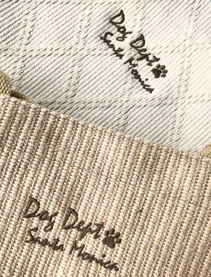 取っ手下のフロント部分にはブラウンの刺繍糸で筆記体のようなドッグデプトのロゴが配置されています。